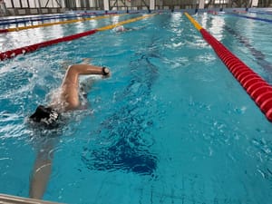 Pływacko: piątunio na robocie obraz wyróżniający wpis